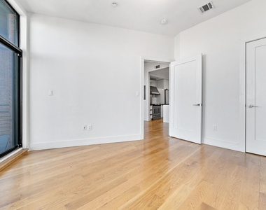 5527 Myrtle Ave # 404 - Photo Thumbnail 4