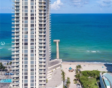 16699 Collins Ave - Photo Thumbnail 3