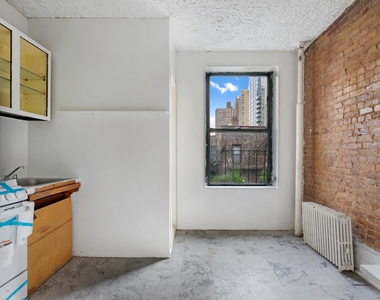 325 East 89th Street - Photo Thumbnail 2