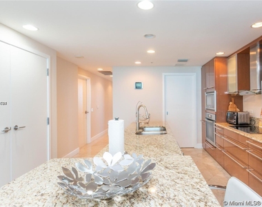 3801 Collins Ave - Photo Thumbnail 3