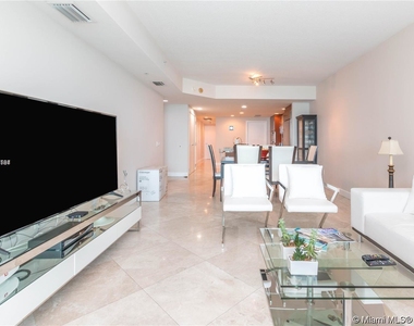 3801 Collins Ave - Photo Thumbnail 2