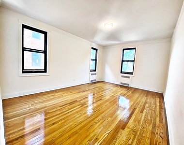 260 Ocean Parkway - Photo Thumbnail 3