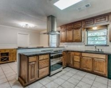 1800 Woodbrook Street - Photo Thumbnail 13