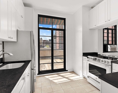 310 East 44th Street - Photo Thumbnail 9