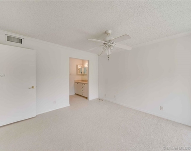 9400 Live Oak Pl - Photo Thumbnail 16