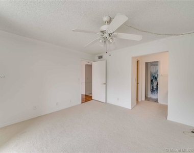 9400 Live Oak Pl - Photo Thumbnail 17