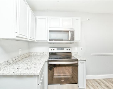 1211 Cardinal Oaks Drive - Photo Thumbnail 7