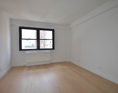 222 East 39th Street - Photo Thumbnail 4