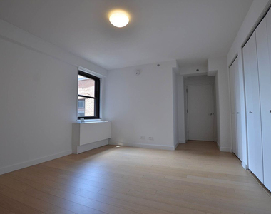 222 East 39th Street - Photo Thumbnail 5