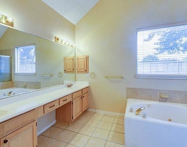 1004 Rockefeller Lane - Photo Thumbnail 15