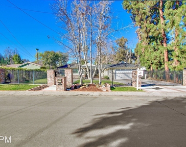 5923 Jumilla Ave. - Photo Thumbnail 0