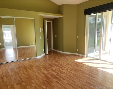 1042 Laguna Springs Dr - Photo Thumbnail 20