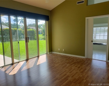 1042 Laguna Springs Dr - Photo Thumbnail 19