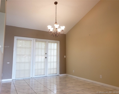 1042 Laguna Springs Dr - Photo Thumbnail 6