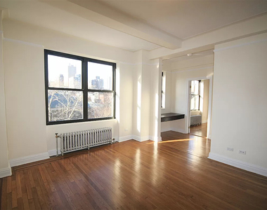 Immaculate king sized one bedroom located in a luxury doorman building on 10th Street & 2nd Avenue. - Photo Thumbnail 0