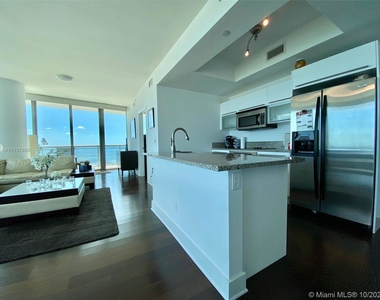 888 Biscayne Blvd - Photo Thumbnail 6