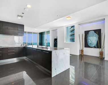 900 Biscayne Boulevard - Photo Thumbnail 1