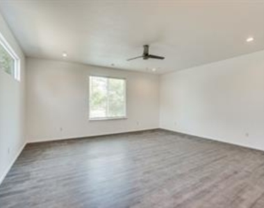 3275 Dallas Street - Photo Thumbnail 9