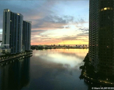 465 Brickell Ave - Photo Thumbnail 10