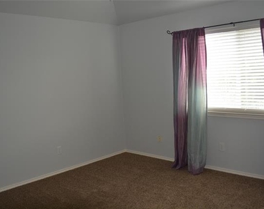 2713 Stanford Drive - Photo Thumbnail 12