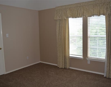 2713 Stanford Drive - Photo Thumbnail 14