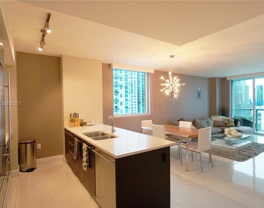 500 Brickell Ave - Photo Thumbnail 6