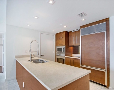 475 Brickell Ave - Photo Thumbnail 2