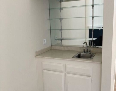 1920 Pandora Ave Apt 12 - Photo Thumbnail 2