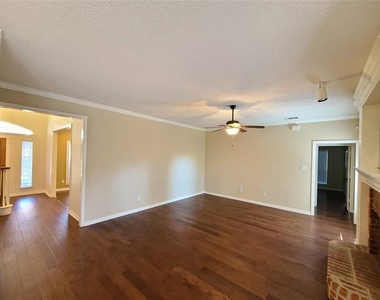 1107 Saint Andrews Drive - Photo Thumbnail 11