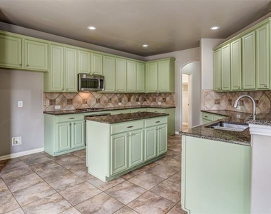 916 Carlsbad Drive - Photo Thumbnail 9