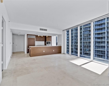 475 Brickell Avenue - Photo Thumbnail 9