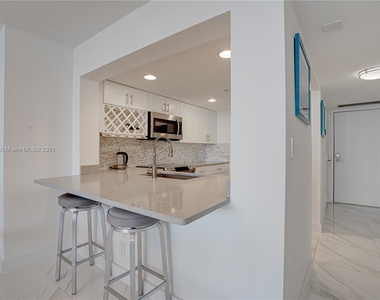 2555 Collins Ave - Photo Thumbnail 13