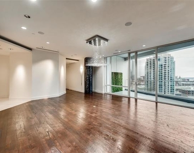 2408 Victory Park Lane - Photo Thumbnail 4