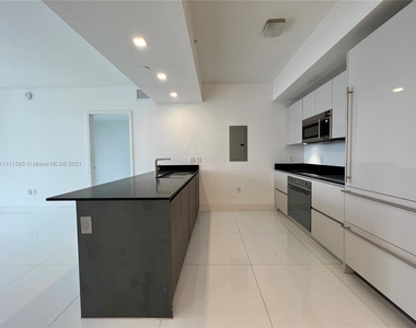 1010 Brickell Ave - Photo Thumbnail 12