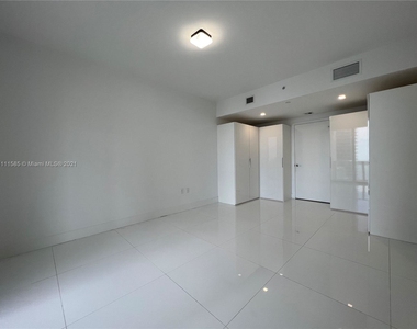 1010 Brickell Ave - Photo Thumbnail 20