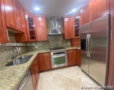 8435 Crespi Blvd - Photo Thumbnail 4