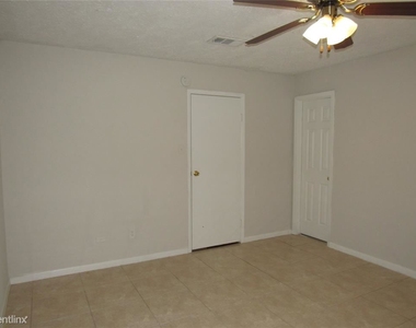 6910 Foxfield Lane - Photo Thumbnail 9