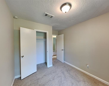 6706 Castleview Lane - Photo Thumbnail 11