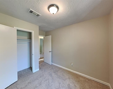 6706 Castleview Lane - Photo Thumbnail 12