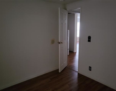 233 E Park Street - Photo Thumbnail 15