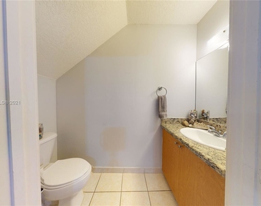 1575 N Treasure Dr - Photo Thumbnail 11