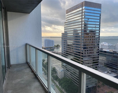 500 Brickell Ave - Photo Thumbnail 2