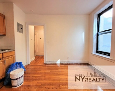 25-21 31st Ave - Photo Thumbnail 1