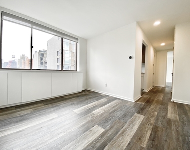 520 W 43rd Street - Photo Thumbnail 1