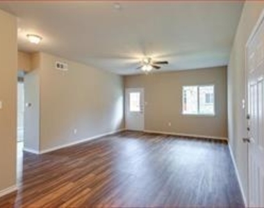 514 E Hazelwood Street - Photo Thumbnail 4