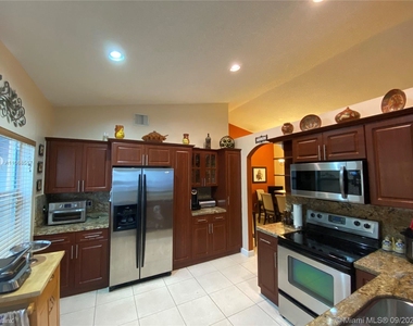 4820 Sw 152nd Way - Photo Thumbnail 2