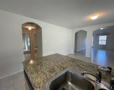 910 Amber Street - Photo Thumbnail 4