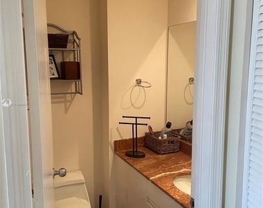 888 Brickell Key Dr Apt 702 - Photo Thumbnail 11