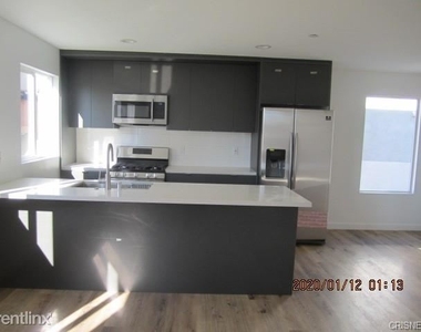 14124 Sylvan St # 1/2 - Photo Thumbnail 4