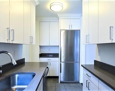 25 West 68th Street - Photo Thumbnail 3